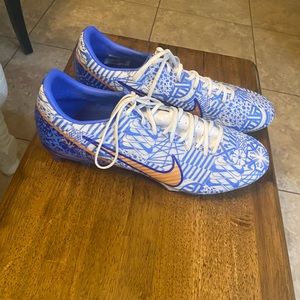 Men’s size 11 soccer cleat